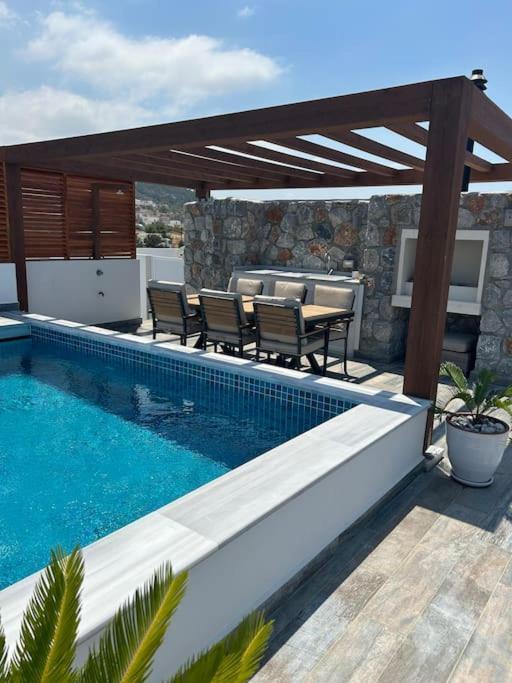 Penthouse Med Privat Saltvannsbasseng Pa Esentepe Beach キレニア エクステリア 写真